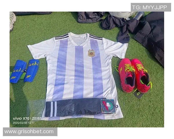 从绿茵场上的少年到世界之巅：盘点足球巨星的成长轨迹与年轻时光