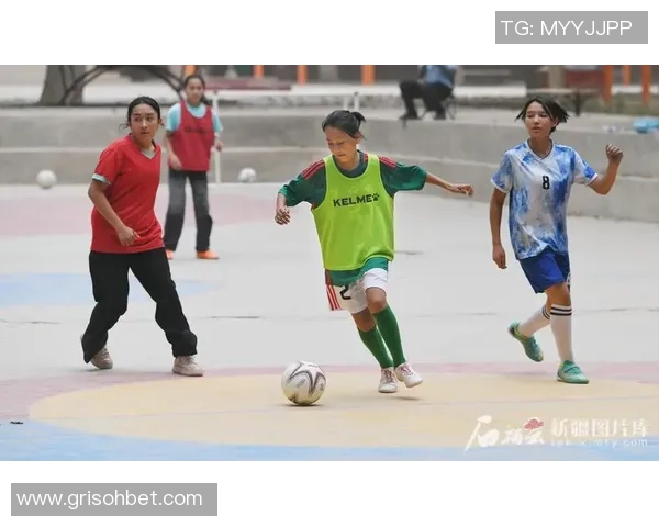 足球球星刻苦训练展现拼搏精神激励年轻人奋勇追逐梦想