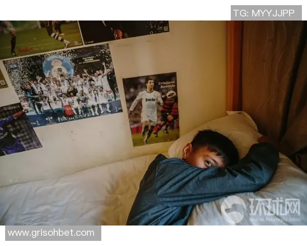 足球球星日常作息揭秘:从晨跑到训练场的高效生活方式 足球球星日常作息揭秘:从晨跑到训练场的高效生活方式